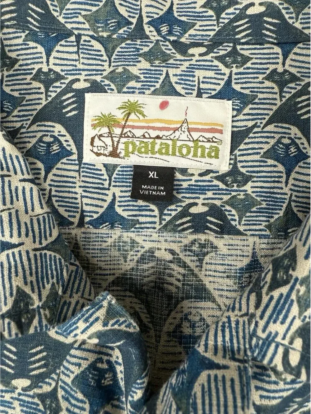 Patagonia Pataloha Men's XL Short Sleeve Hawaiian Shirt Blue Stingray Pattern - Picture 3 of 9